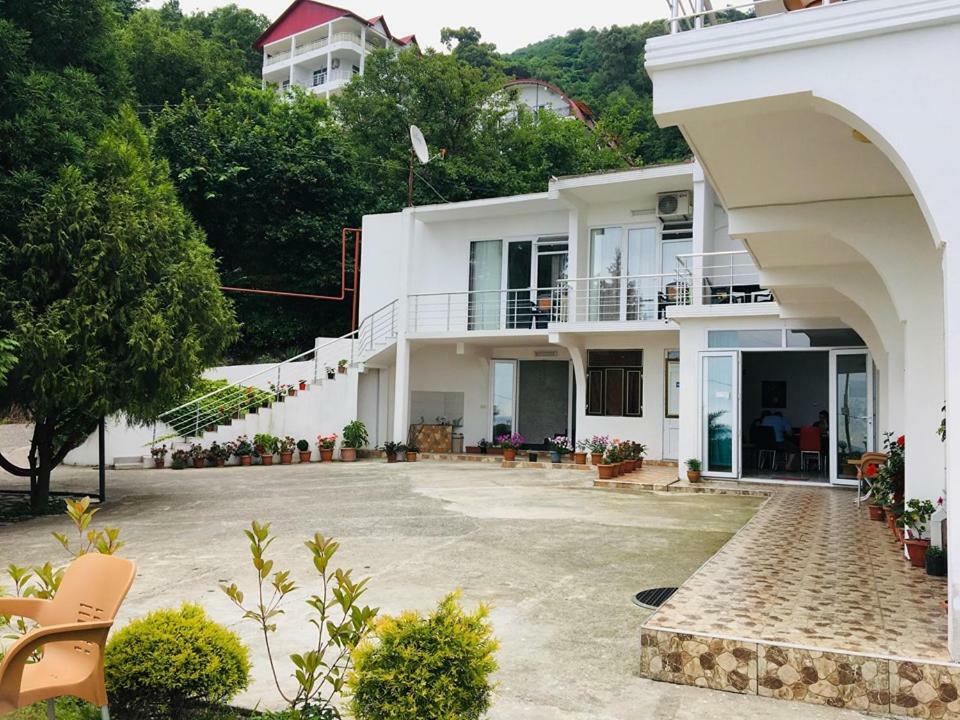 Rezo'S House Hotel Kvariati Exterior photo